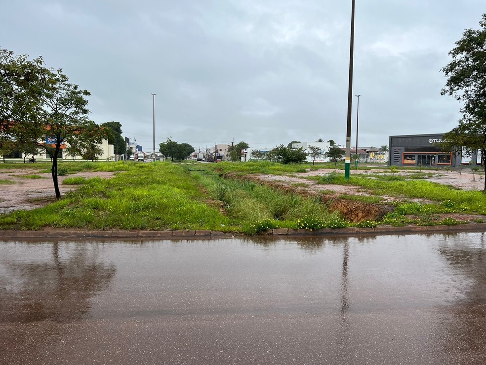 Vala onde rapaz foi jogado  utilizada para escoar gua da chuva.  — Foto: TV Centro Amrica