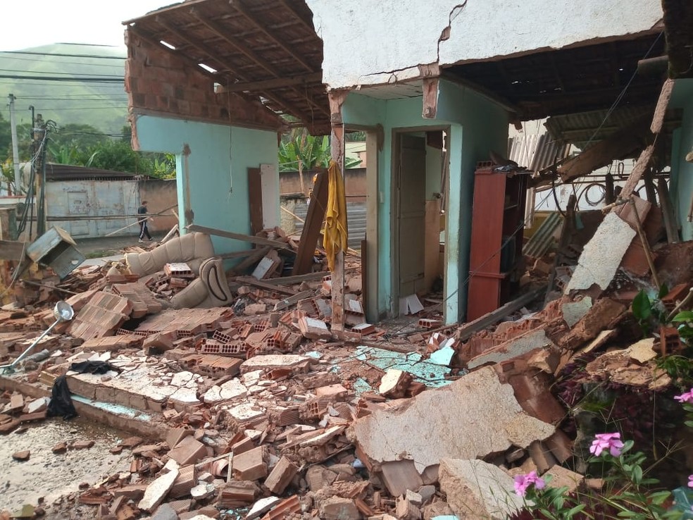 Botijão de gás explode e destrói casa em Valença — Foto: Thiago de Lima Martins