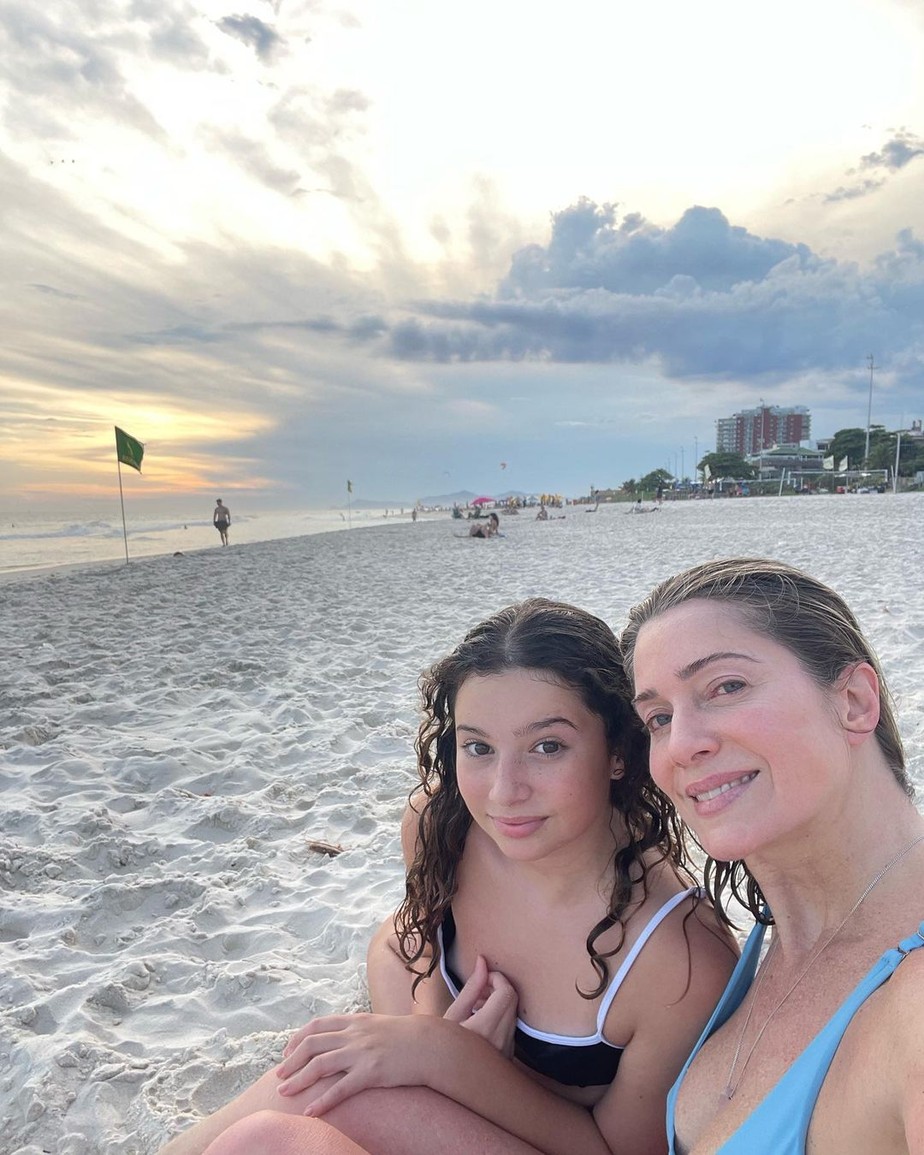 Letícia Spiller posa com a filha Stelle na praia: 'Na melhor companhia'
