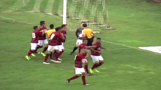 Jogadores do Fla-SP foram pra cima da arbitragem apÃ³s validaÃ§Ã£o de gol
