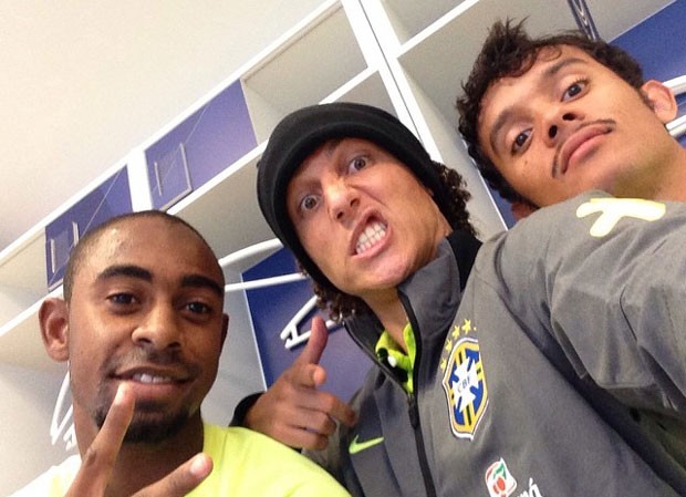 Antes do treino, David Luiz publica foto de gorrinho e faz careta