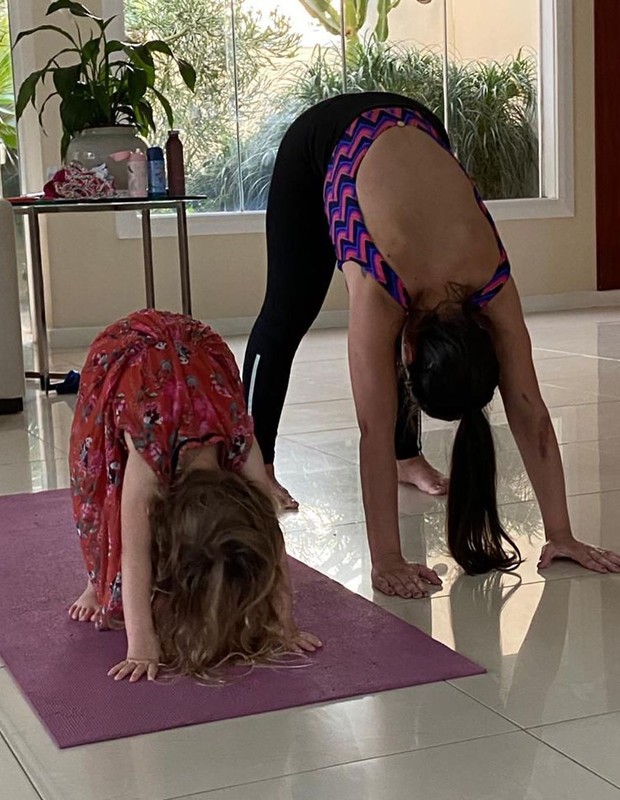 Thais Fersoza e a filha fazem ioga (Foto: Reprodução/Instagram)