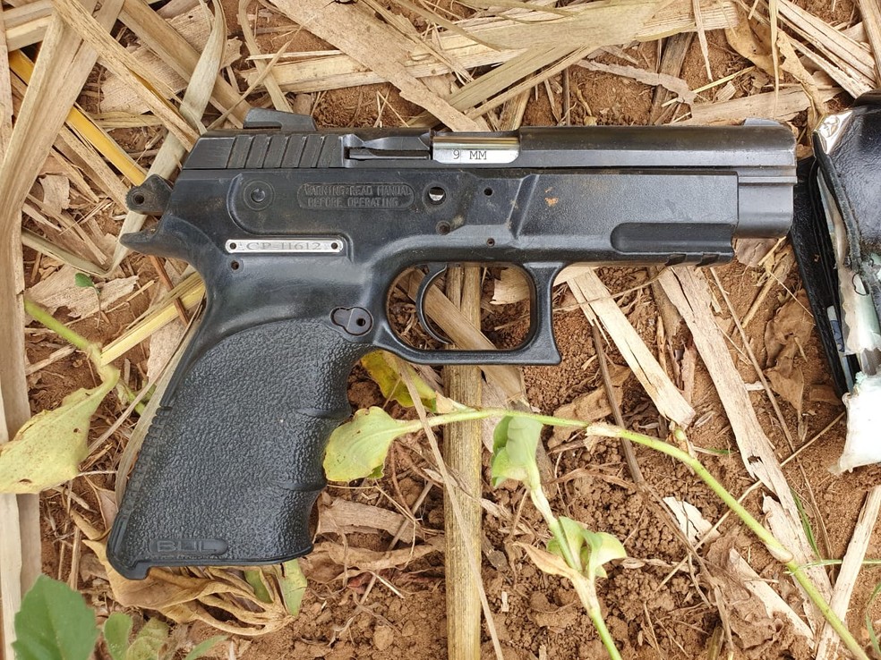 Arma usada pelo suspeito durante confronto com a polícia — Foto: Divulgação