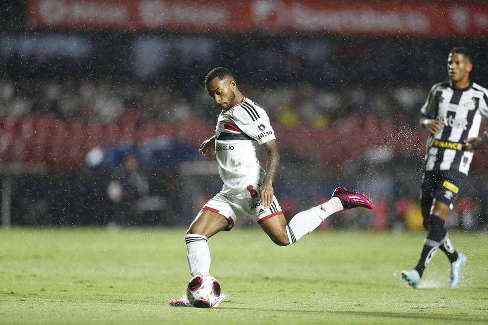 Welington foi diagnosticado com um pequeno estiramento e fica fora quarta-feira — Foto: Paulo Pinto / saopaulofc.net