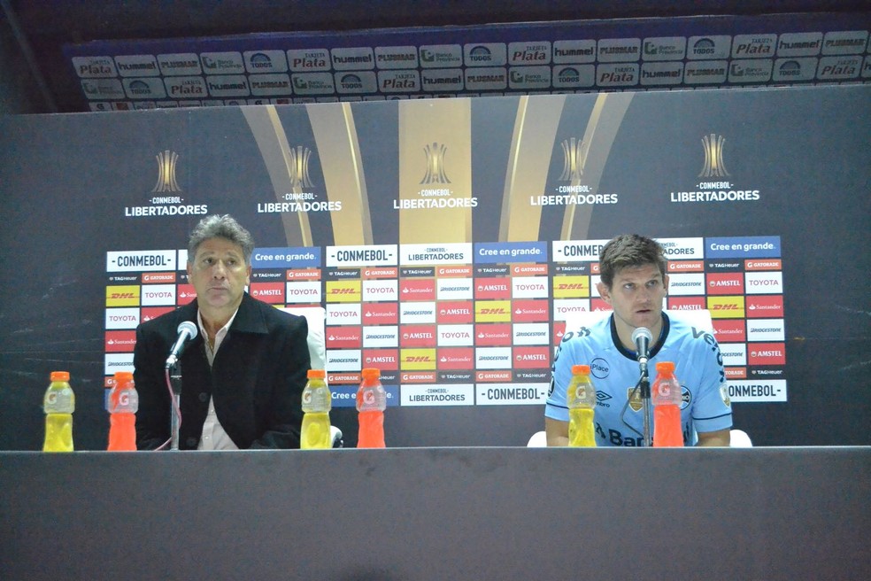 Renato e Kannemann em entrevista coletiva na Argentina (Foto: Eduardo Moura)