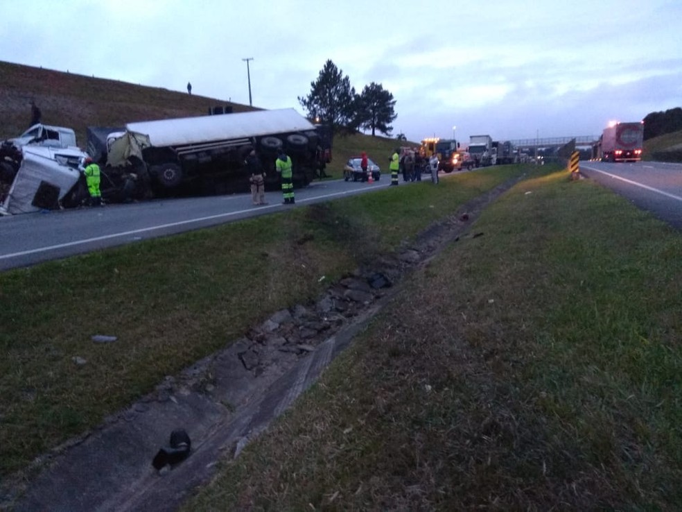 A pista sentido SÃ£o Paulo estava totalmente interditada atÃ© a Ãºltima atualizaÃ§Ã£o desta reportagem (Foto: ReproduÃ§Ã£o/RPC)