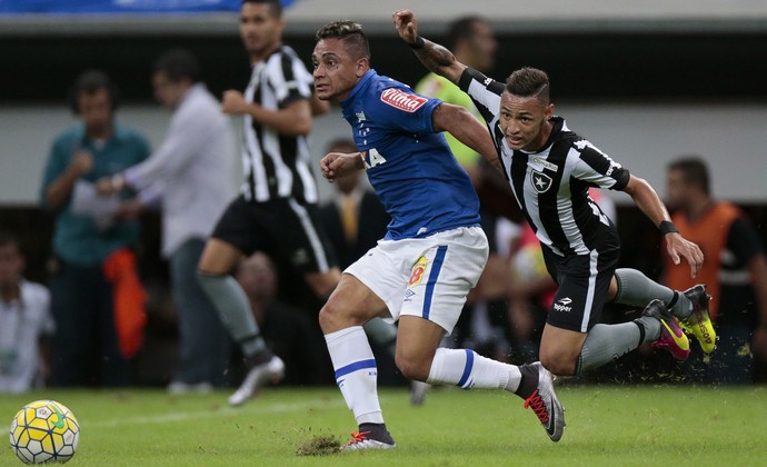 Bryan;Cruzeiro; Botafogo;Mané Garrincha (Foto: Ueslei Marcelino/Light Press)