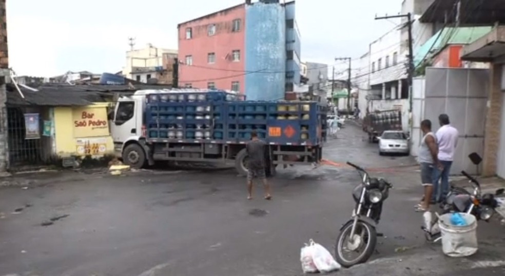 Motorista perde controle de caminhão e invade bar em Salvador — Foto: Reprodução/TV Bahia