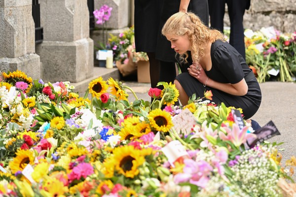 ABERDEEN, SCOTLAND - SEPTEMBER 10: Lady Louise Windsor looks at flowers left by the public outside the gates of Balmoral Castle on September 10, 2022 in Aberdeenshire, Scotland. Elizabeth Alexandra Mary Windsor was born in Bruton Street, Mayfair, London o (Foto: WireImage)