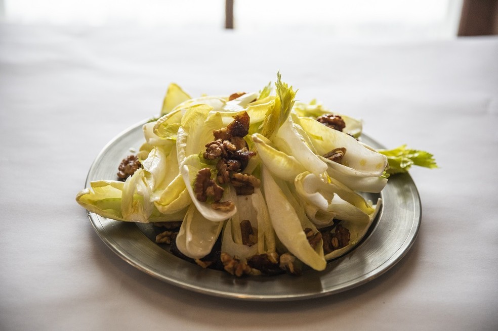 Salada de endívias com tâmaras, nozes e buttermilk (leitelho), outro destaque do cardápio do Stissing House — Foto: The New York Times