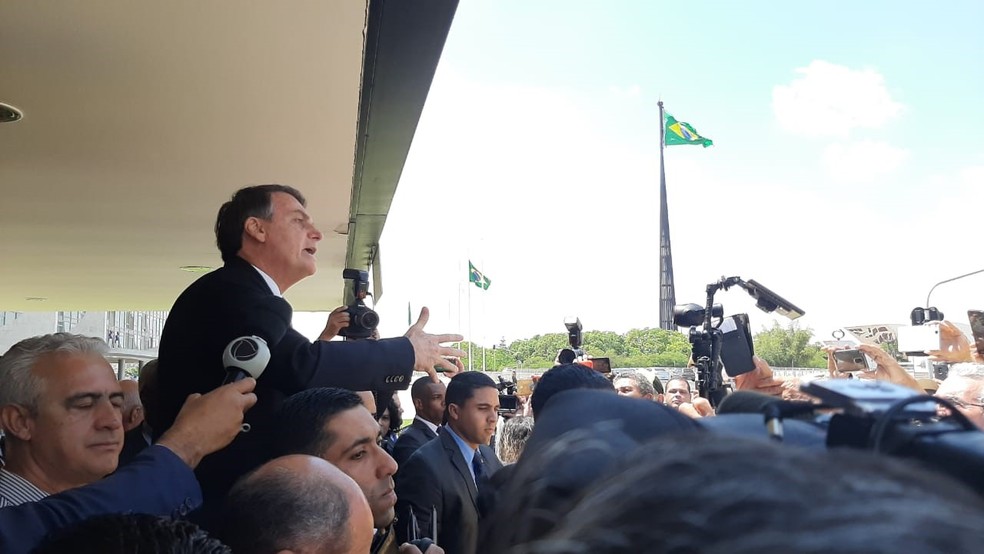 O presidente Jair Bolsonaro discursa para garimpeiros concentrados em frente ao Palácio do Planalto — Foto: Guilherme Mazui / G1