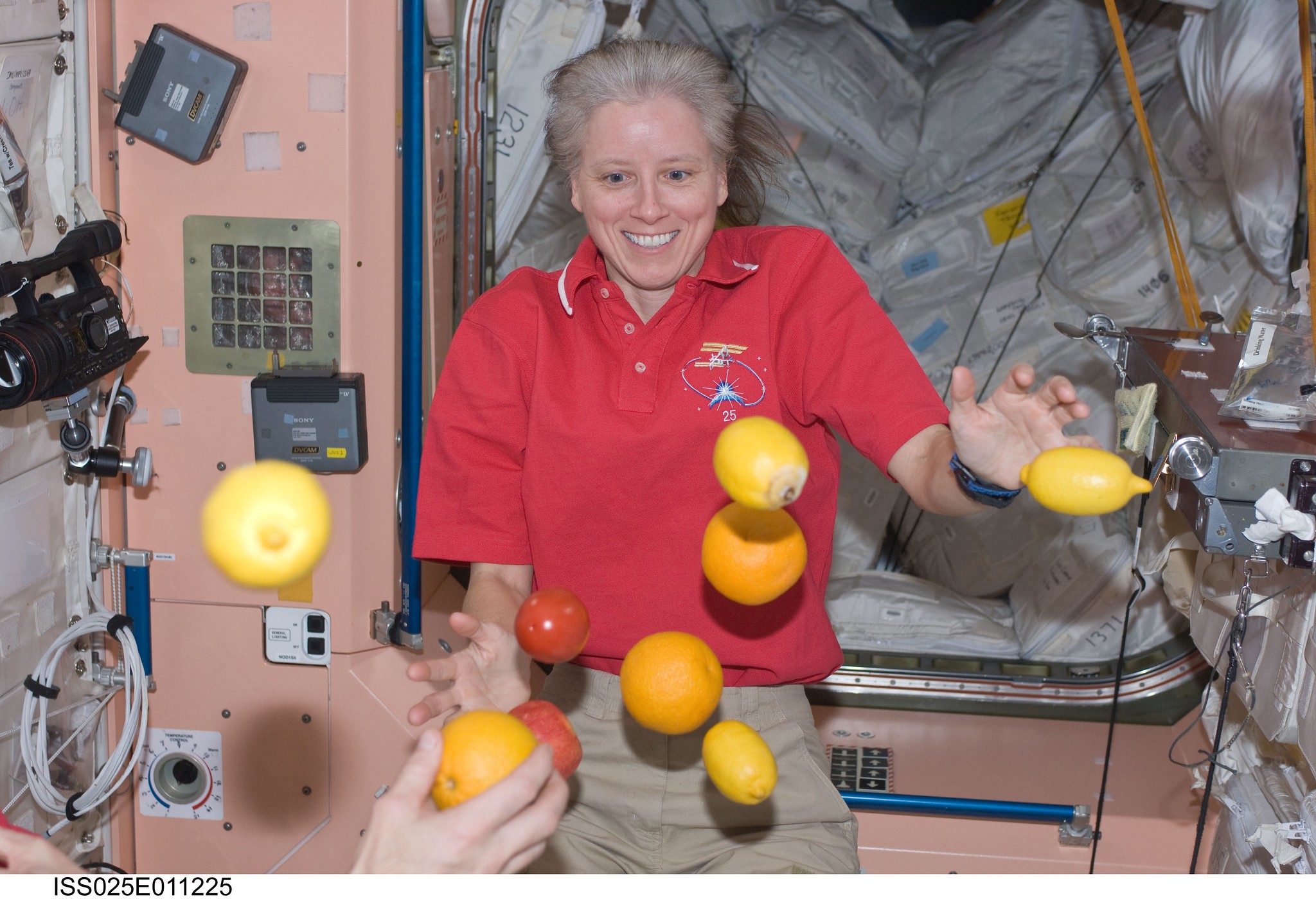 Walker se diverte com limões frescos na ISS (Foto: NASA)