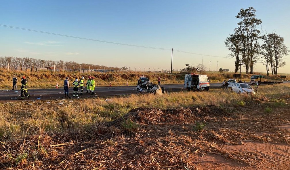 Acidente entre carros mata três pessoas na SP-257 em Américo Brasiliense — Foto:  Gabriela Martins/acidade on
