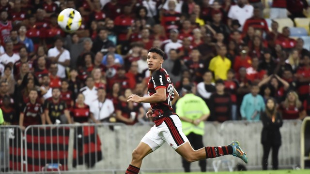 Victor Hugo, do Flamengo, faz um golaço contra o Atlético-GO