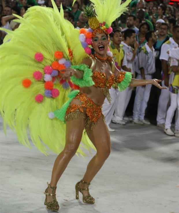 Monique Alfradique em uma versão neon de Carmen Miranda no Carnaval 2018 (Foto: J Humberto e Thiago Mattos/AgNews)