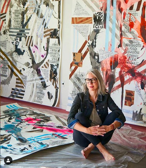 A artista plástica Alexandra Grant posando ao lado de uma de suas obras (Foto: Instagram)