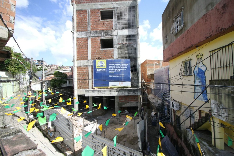 Uma escola municipal estÃ¡ em construÃ§Ã£o na Rua TibiriÃ§Ã¡, na comunidade do CÃ³rrego do Euclides, na Zona Norte do Recife (Foto: Marlon Costa/Pernambuco Press )
