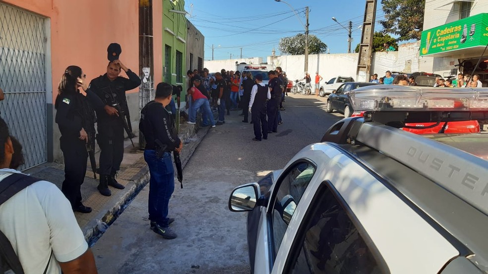 Policial militar da reserva foi morto a tiros na rua Rafael Fernandes, no bairro Alecrim, Zona Leste de Natal. — Foto: Sérgio Henrique Santos/Inter TV Cabugi