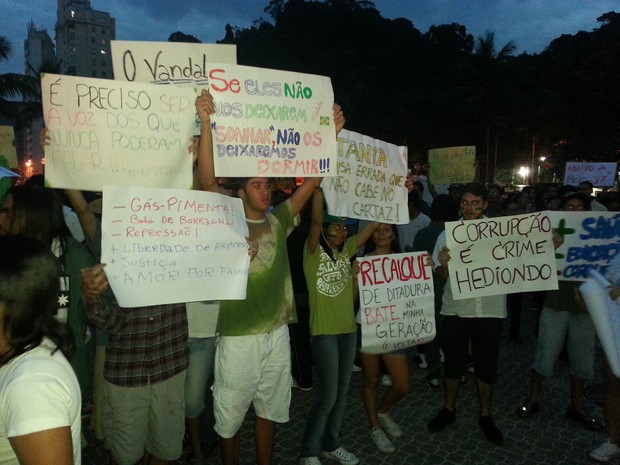 Manifesantes de São Vicente, SP, exibem cartazes (Foto: Ivair Vieira Jr/G1)