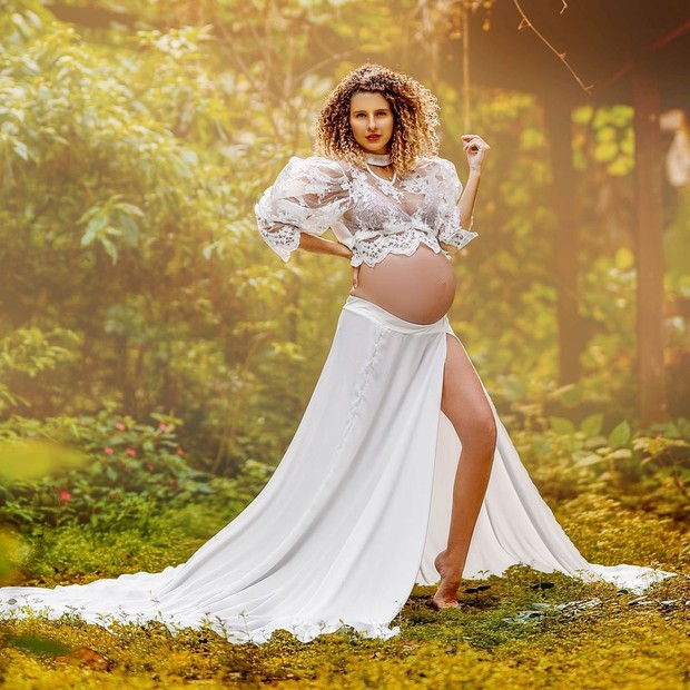 Debby Lagranha estrela ensaio durante a segunda gravidez (Foto: GraviFada Fotografia)