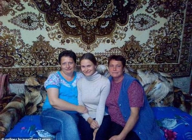 Yulia e suas duas mães: biológica e adotiva (Foto: Reprodução)