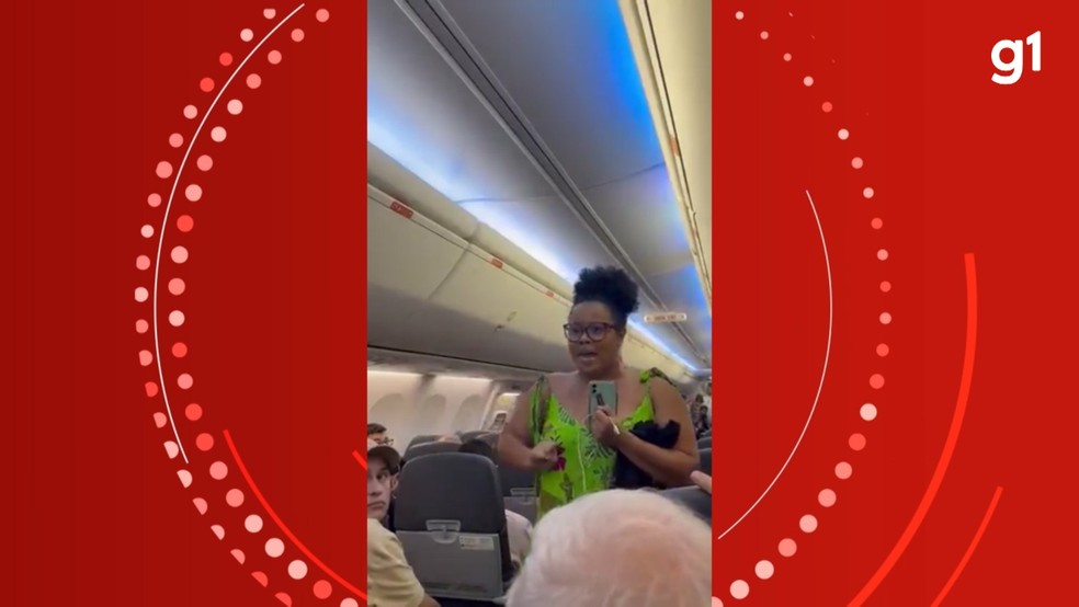 Mulher é retirada de voo na BA após recusar despacho de bagagem: 'comissários não moveram um dedo para ajudar' — Foto: Redes sociais 