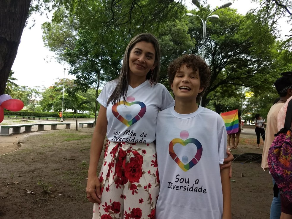 Rosemary Bernardo e seu filho, Issac, um jovem trans de 15 anos (Foto: Derek Gustavo/G1)