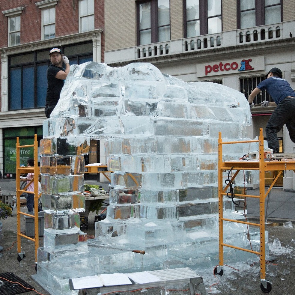 Escultura de gelo em forma de elefante feita pela Wildlife, em Nova York (Foto: @amarula_official)