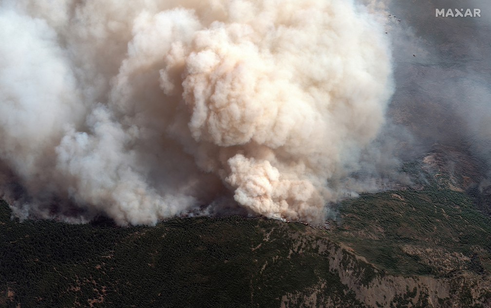 Incêndio de grandes proporções atinge mata em Chico, na Califórnia, na segunda-feira (14) — Foto: Maxar Technologies/Handout via REUTERS