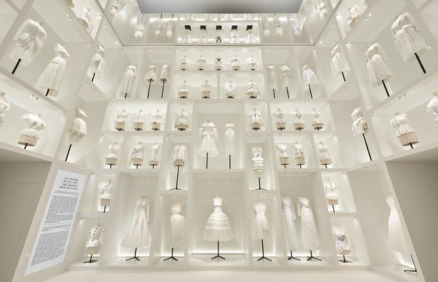 One very tall room is dedicated to toiles, Christian Dior: Designer of Dreams at the Musée des Arts Décoratifs in Paris (Foto: ADRIEN DIRAND)