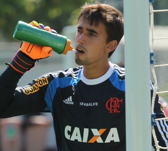 Remo procura goleiro do Flamengo, mas jogador deve disputar Paulistão