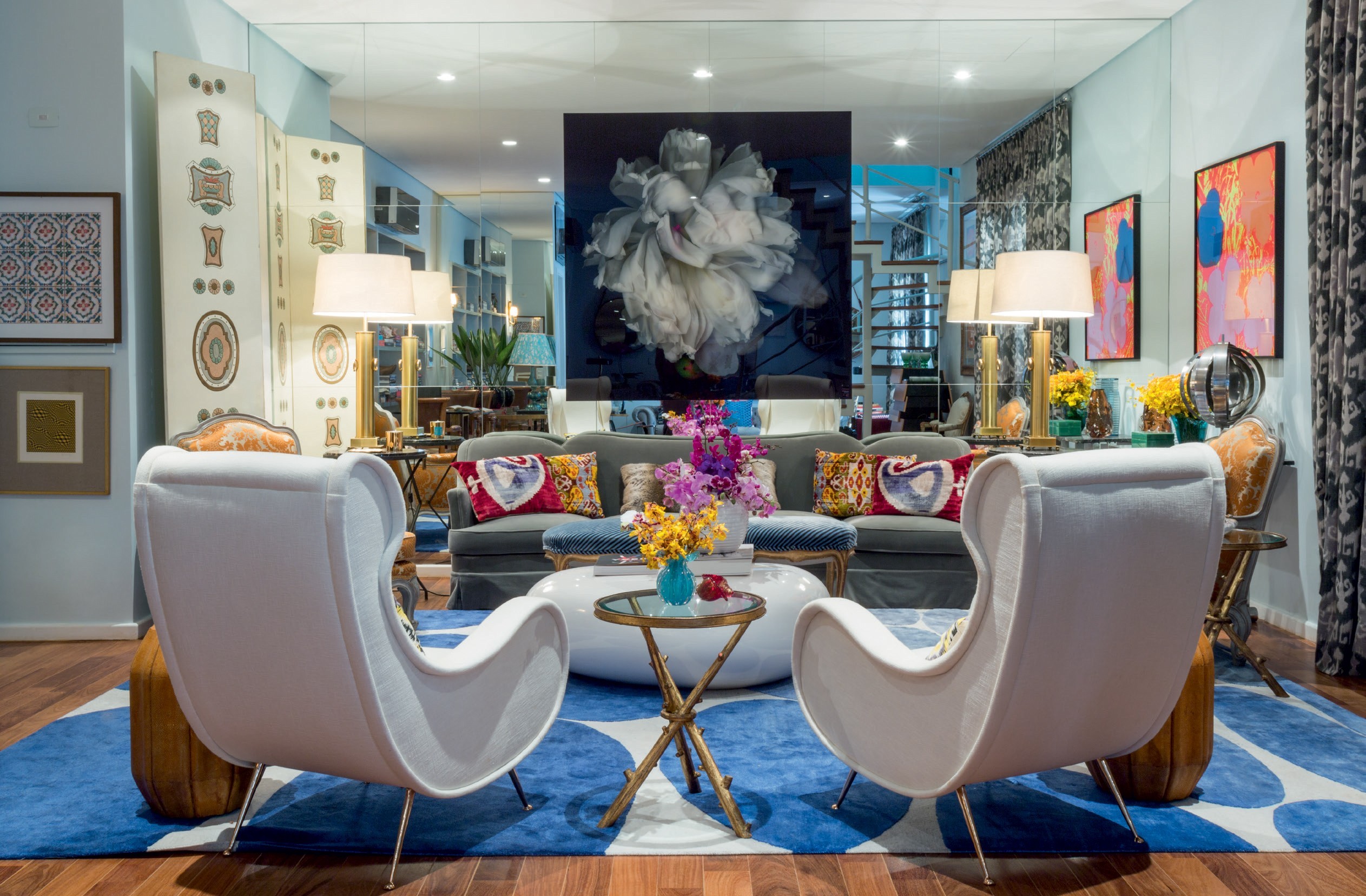 Na sala de estar pintada de azul pálido, poltronas Marco Zanuso, sofá Dinucci, mesa de centro Driade e tela de John Grant (Foto: Beto Riginik)