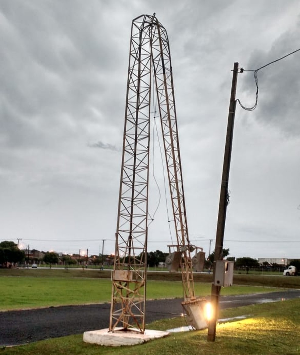 Também em Tarumã, torre de metal também não resistiu — Foto: Arquivo pessoal