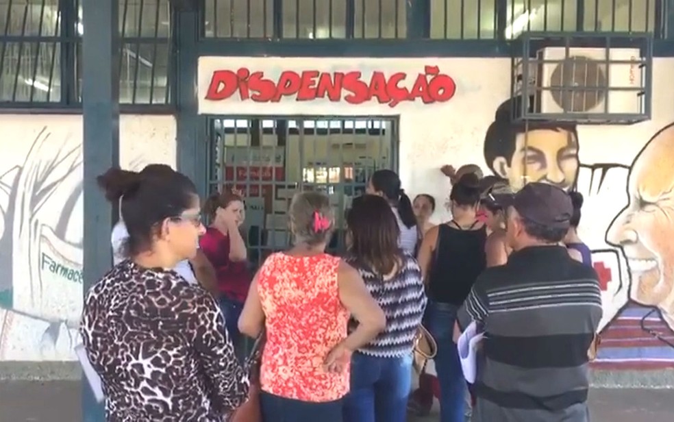Pessoas do lado de fora de farmácia de alto custo de Ceilândia, em imagem de arquivo — Foto: TV Globo/Reprodução