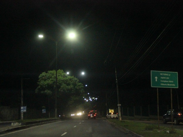 Falta de iluminação é nos dois sentidos da via (Foto: Suelen Gonçalves/G1 AM)