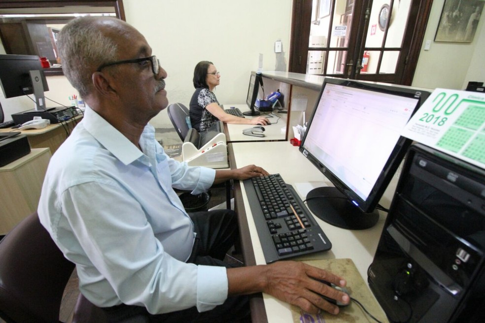 Aldemir trabalha na Universidade Federal de Pernambuco há 52 anos (Foto: Marlon Costa/Pernambuco Press)