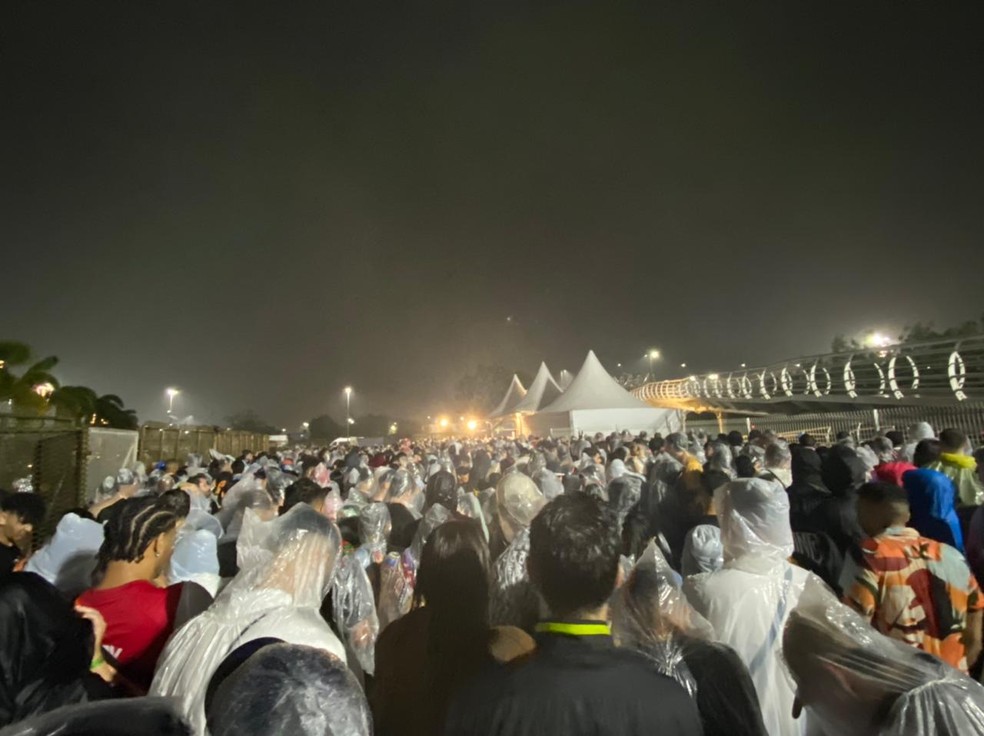 Volta do 2º dia do Rock in Rio teve até três horas de fila por ônibus — Foto: Reprodução