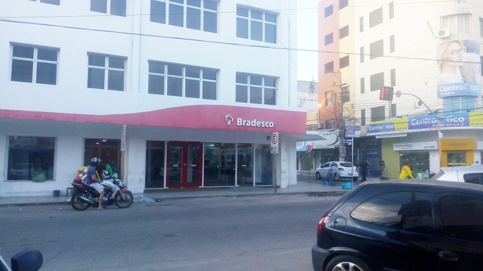 Empresário havia acabado de sair da agência do Bradesco, no Centro de Mossoró, quando foi surpreendido pelos criminosos (Foto: Alcivan Villar/Fim da Linha)
