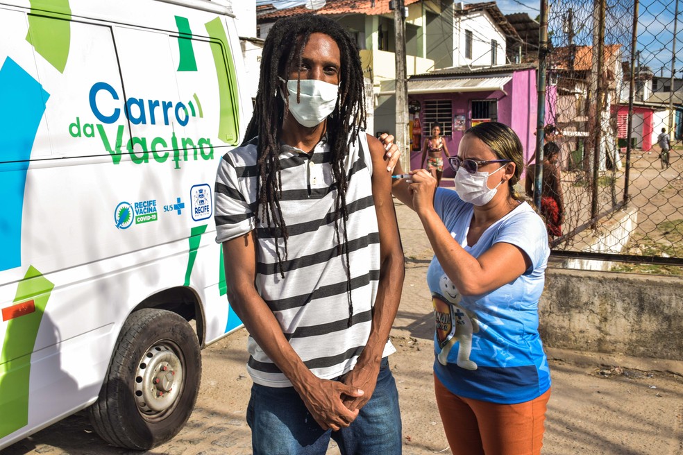 Homem recebe dose da vacina contra Covid-19 em carro que percorre bairros do Recife — Foto: Foto: Daniel Tavares/PCR