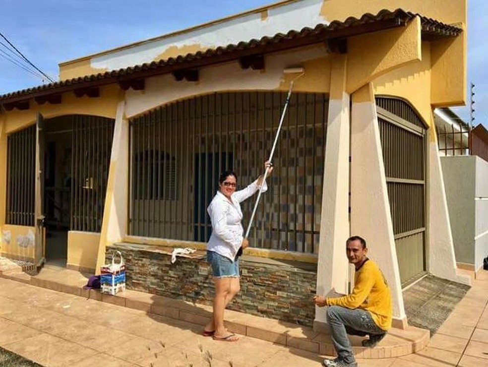 Mulher aprendeu a pintar com o namorado e hoje trabalha ao lado dele  (Foto: Luazia Bezerra/Arquivo pessoal )