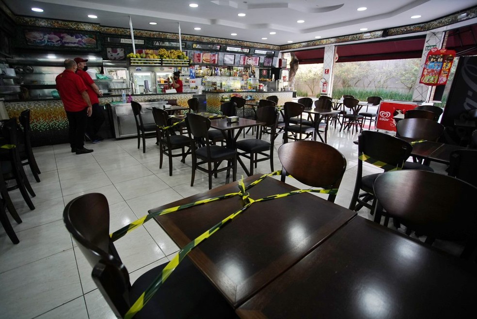 Mesas interditadas para manter distanciamento durante reabertura de bares e restaurantes em SP &mdash; Foto: Marcelo Brandt/ G1