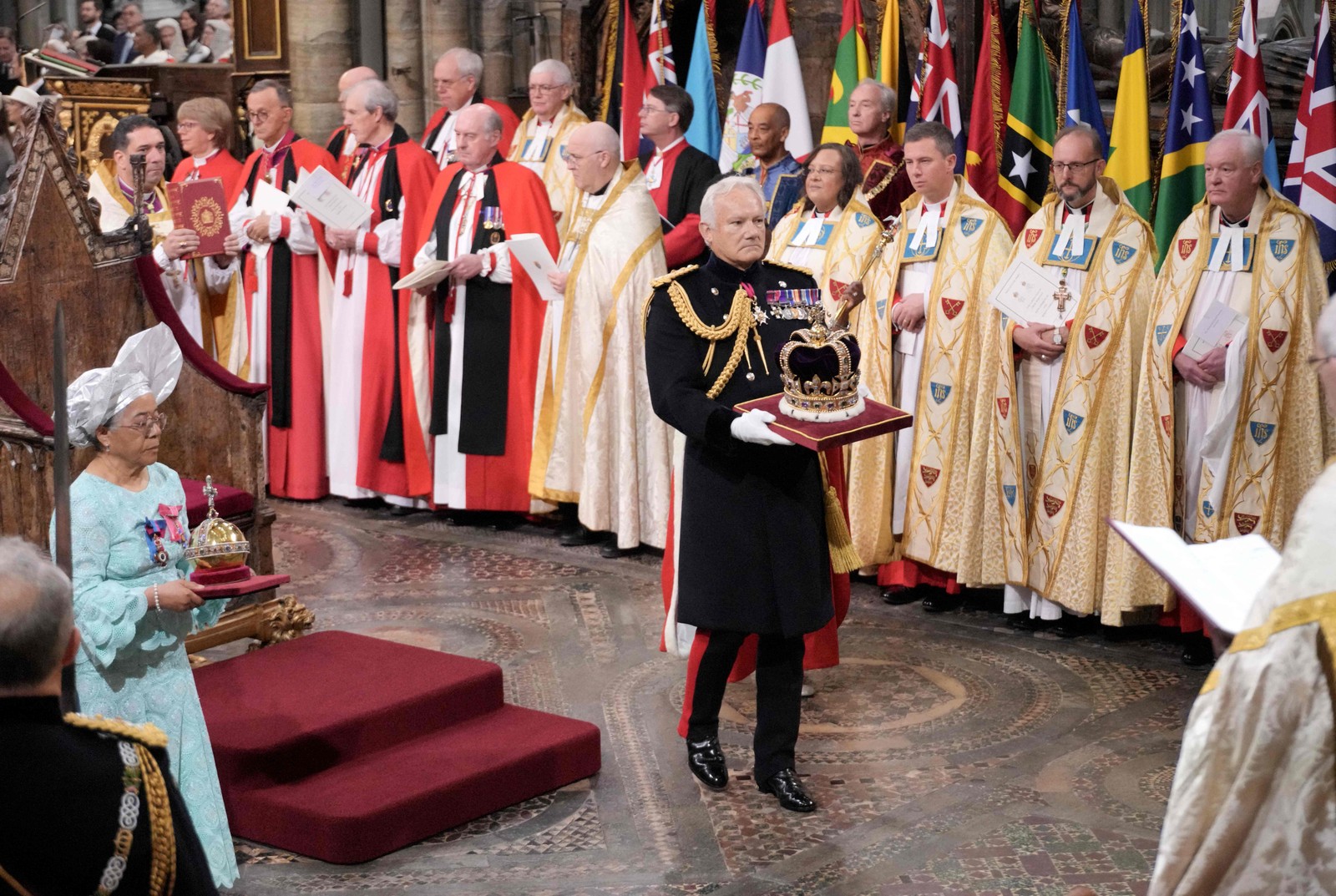 A Coroa de Santo Eduardo do século 17 é carregada na Abadia de Westminster — Foto: Jonathan Brady / POOL / AFP