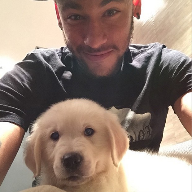 Neymar e o filhote de golden, Poker (Foto: Reprodução/Instagram)