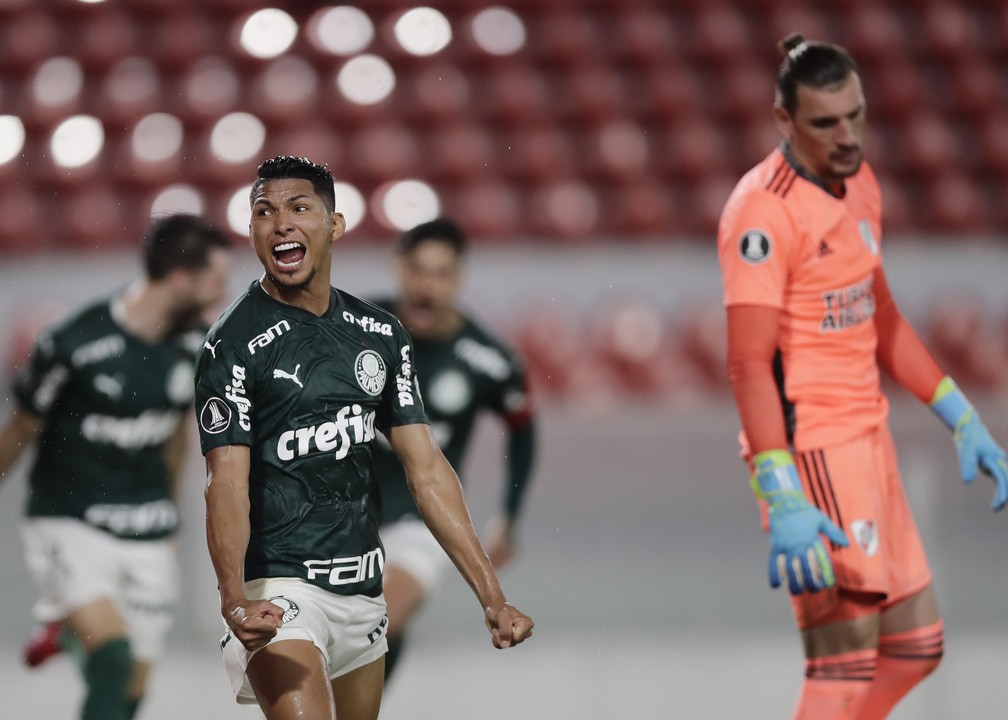 O atacante Rony comemora gol contra o River que abriu a vitória do Palmeiras na Argentina — Foto: Juan Ignacio Roncoroni/Reuters