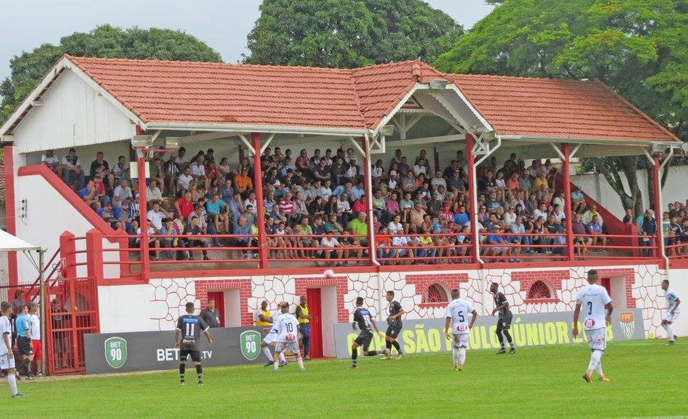 EstÃ¡dio de Cravinhos Ã© barrado pela FederaÃ§Ã£o Paulista â€” Foto: Kennedy Oliveira