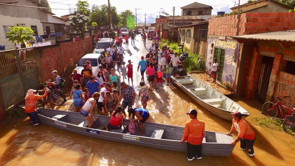 Temporal que atingiu capital acreana nesta terça-feira (13) deixou moradores ilhados  (Foto: Divulgação/Ascom)