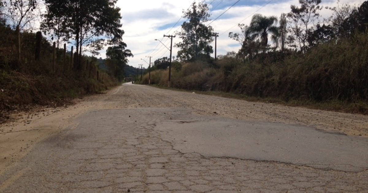 G1 - Buracos atrapalham fluxo de carros em estrada de Sabaúna, em Mogi -  notícias em Mogi das Cruzes e Suzano