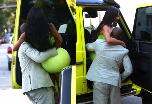 De vestido muito justo, Kim Kardashian pede para Kanye West colocá-la no carro (Foto: Reprodução/Instagram)