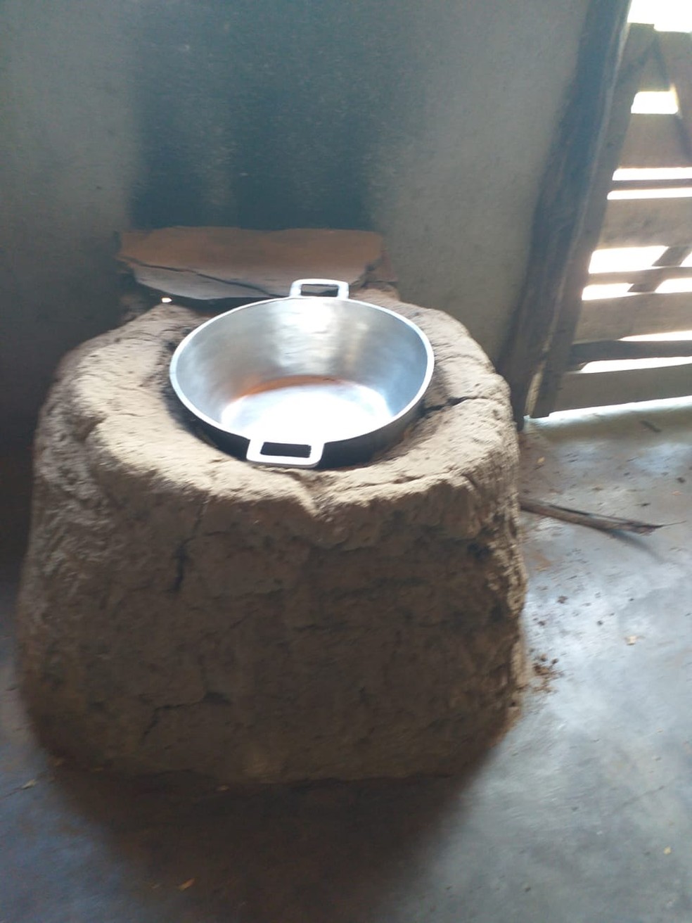 Tacho que dona Maria usava para fazer sabão em fogão feito de adobro — Foto: Arquivo pessoal