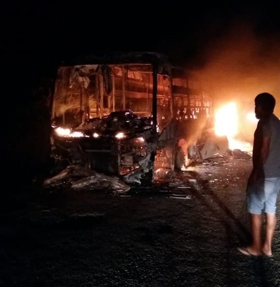 IncÃªndio em Ã´nibus de transporte coletivo (Foto: WhatsApp/ReproduÃ§Ã£o)